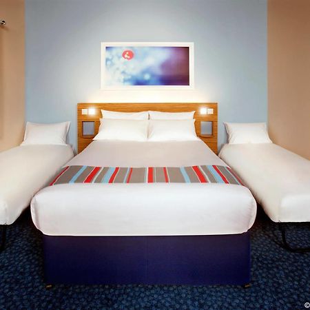 Ramada Encore York Bagian luar foto