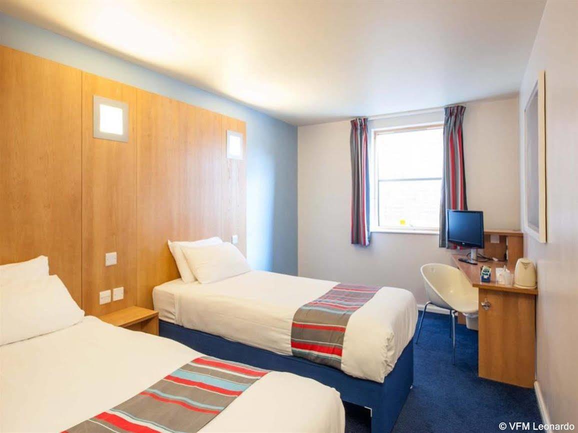 Ramada Encore York Bagian luar foto