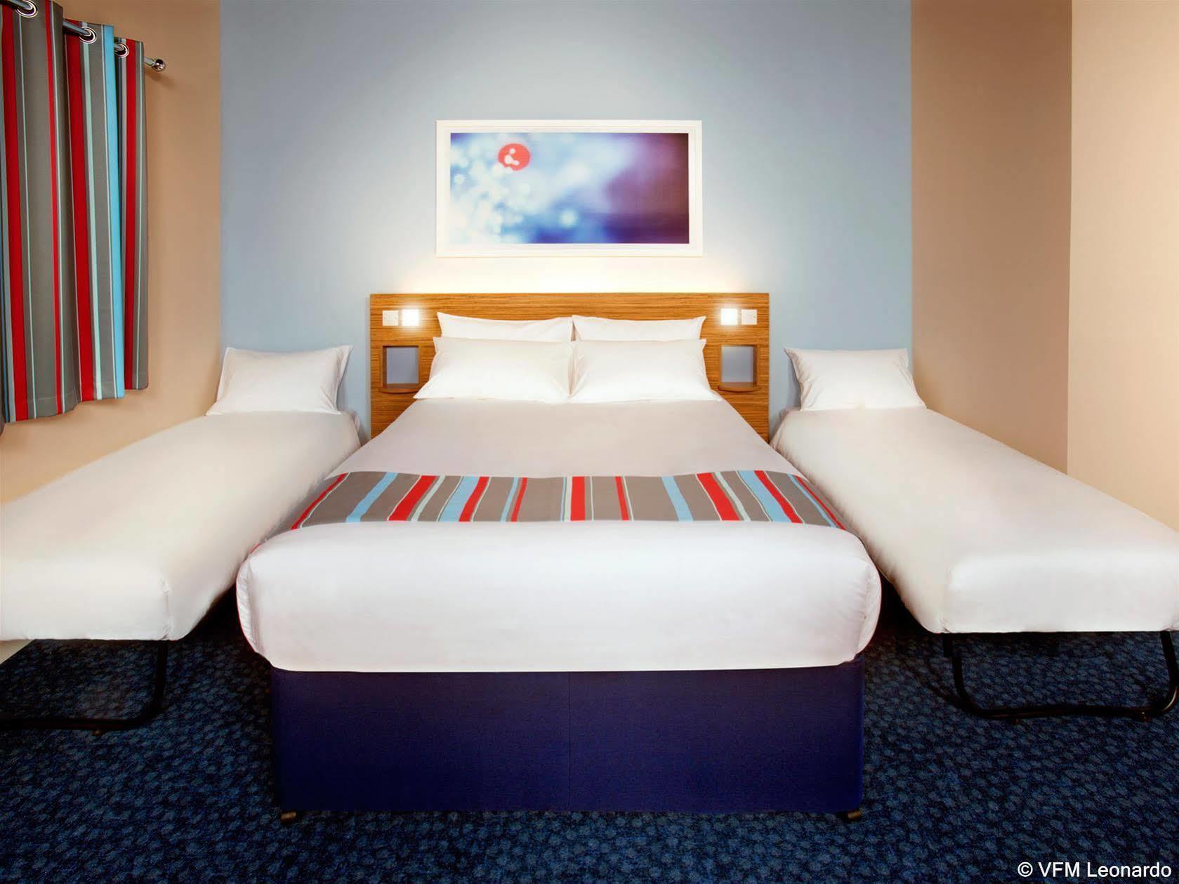 Ramada Encore York Bagian luar foto