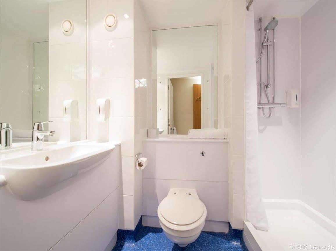 Ramada Encore York Bagian luar foto
